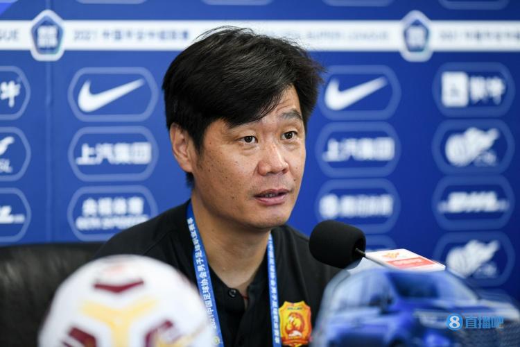 征求意见后决定：李霄鹏担任国足主帅