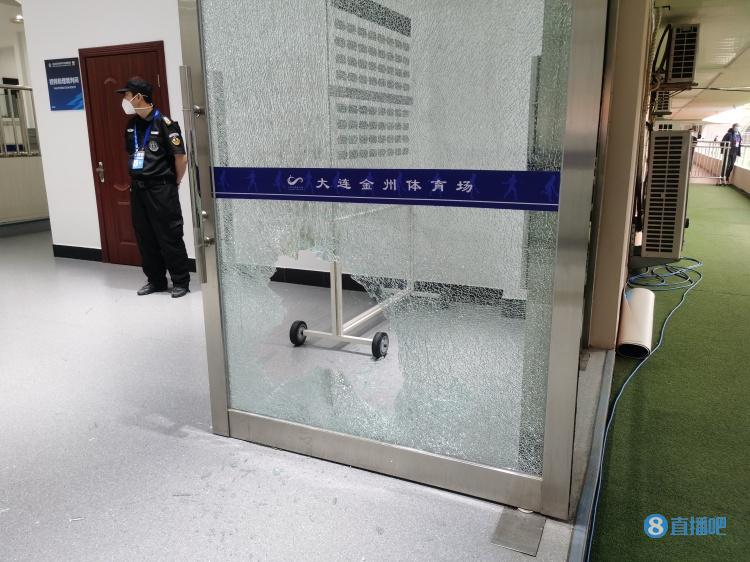徐新为罚球后悔不已竟毁物泄愤