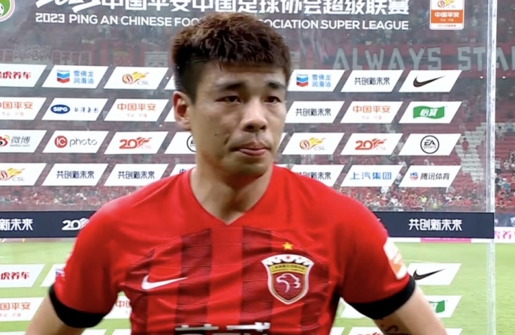 教练布置战术：强化边路进攻角色