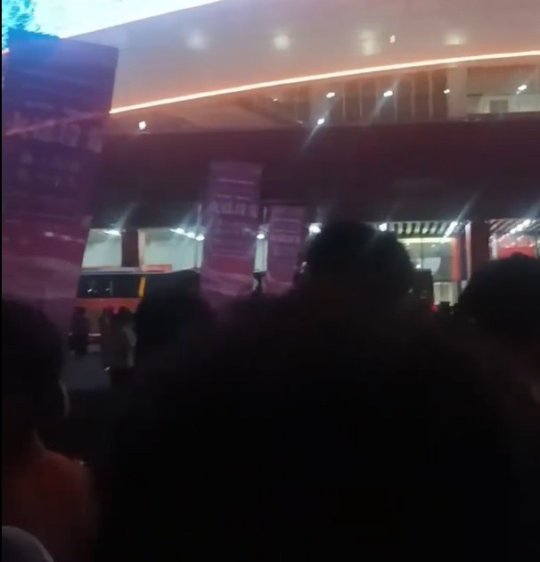 海港队遭遇青岛球迷热情阻拦