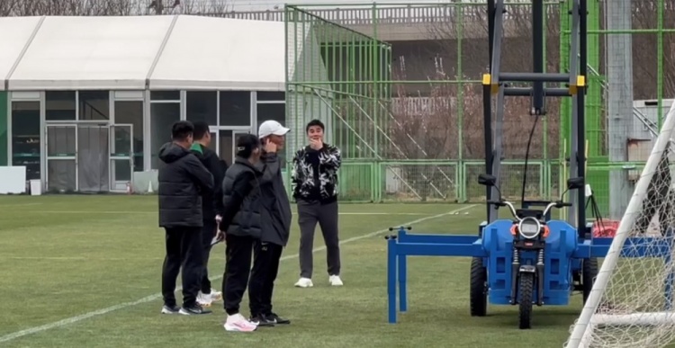恩加德乌荣膺最佳球员捧起奖杯