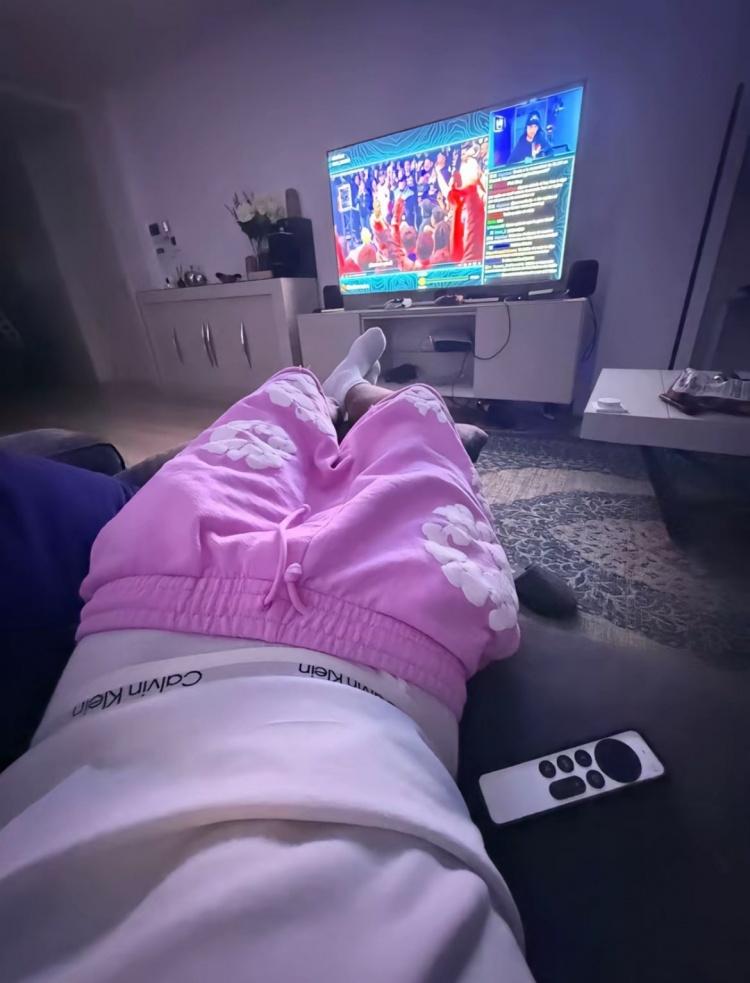 继续挖苦范德法特！亚马尔TikTok展示半裸看球场景